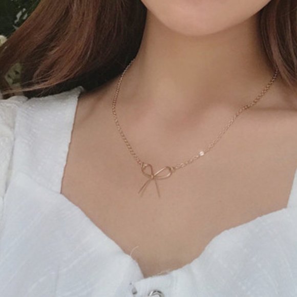 ♠️ NWT Minimalist Chic Gold Plated Bow Necklace - Picture 4 of 4